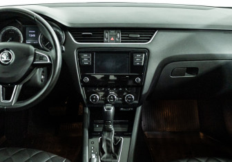 Подержанный автомобиль Skoda Octavia Liftback 2017 года (14 фото)