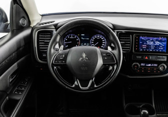 Подержанный автомобиль Mitsubishi Outlander 2015 года (12 фото)