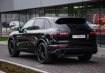 Подержанный автомобиль Porsche Cayenne 2016 года (8 фото)