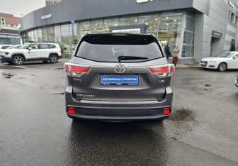 Подержанный автомобиль Toyota Highlander 2015 года (5 фото)
