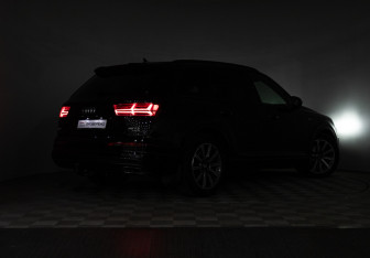 Подержанный автомобиль Audi Q7 2019 года (32 фото)