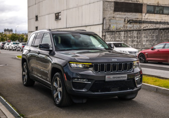 Подержанный автомобиль Jeep Grand Cherokee 2022 года (5 фото)