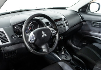 Подержанный автомобиль Mitsubishi Outlander 2011 года (11 фото)