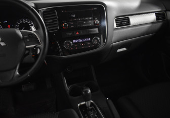 Подержанный автомобиль Mitsubishi Outlander 2014 года (18 фото)
