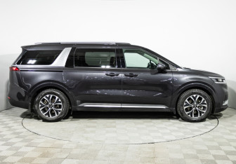 Подержанный автомобиль Kia Carnival 2021 года (4 фото)