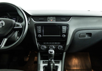 Подержанный автомобиль Skoda Octavia Liftback 2016 года (14 фото)