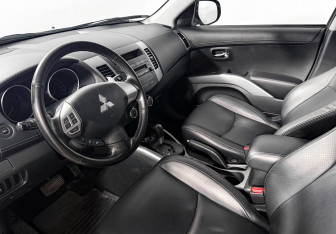 Подержанный автомобиль Mitsubishi Outlander 2011 года (9 фото)