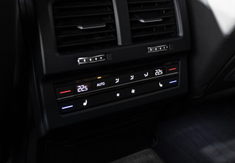 Подержанный автомобиль Volkswagen Touareg 2019 года (18 фото)