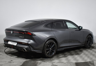 Подержанный автомобиль Changan UNI-V 2023 года (5 фото)