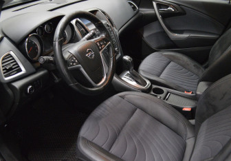 Подержанный автомобиль Opel Astra Sedan 2013 года (9 фото)
