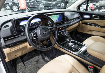 Подержанный автомобиль Kia Carnival 2021 года (11 фото)