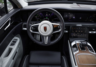 Подержанный автомобиль Hongqi E-HS9 2021 года (14 фото)