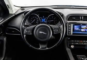 Подержанный автомобиль Jaguar F-Pace 2017 года (14 фото)