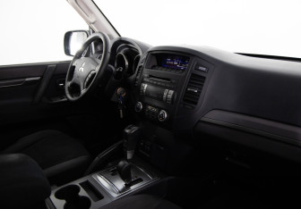 Подержанный автомобиль Mitsubishi Pajero 2006 года (12 фото)