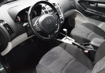 Подержанный автомобиль Kia Ceed Hatchback 2009 года (10 фото)