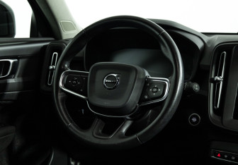 Подержанный автомобиль Volvo XC40 2020 года (15 фото)