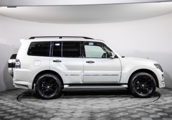 Подержанный автомобиль Mitsubishi Pajero 2019 года (4 фото)