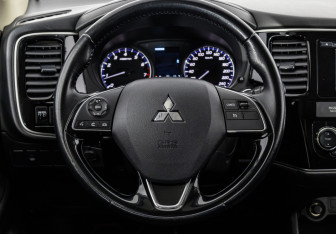 Подержанный автомобиль Mitsubishi Outlander 2016 года (11 фото)