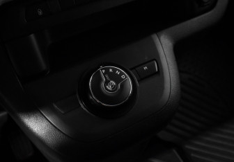 Подержанный автомобиль Peugeot Traveller 2020 года (11 фото)