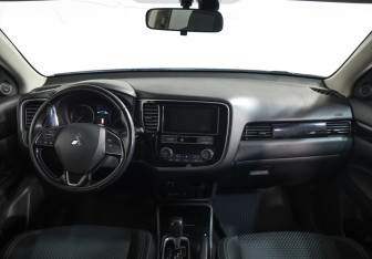 Подержанный автомобиль Mitsubishi Outlander 2019 года (9 фото)
