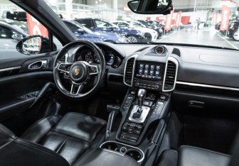 Подержанный автомобиль Porsche Cayenne 2017 года (14 фото)