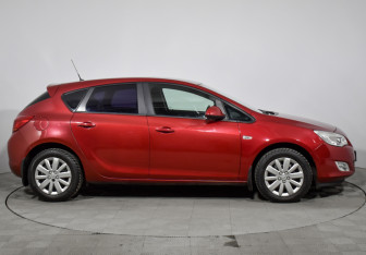 Подержанный автомобиль Opel Astra Hatchback 2011 года (4 фото)