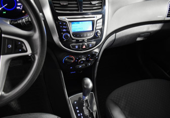 Подержанный автомобиль Hyundai Solaris Hatchback 2012 года (18 фото)