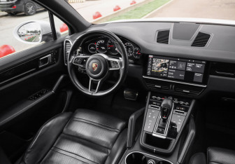 Подержанный автомобиль Porsche Cayenne 2018 года (13 фото)