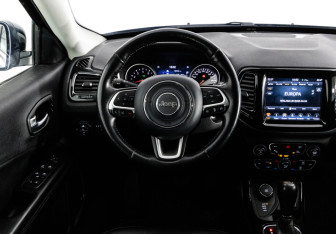 Подержанный автомобиль Jeep Compass 2018 года (12 фото)