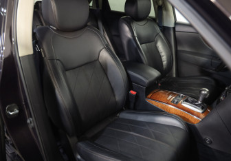 Подержанный автомобиль Infiniti QX70 2016 года (24 фото)