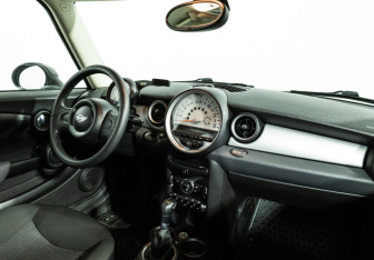 Подержанный автомобиль MINI Hatch 2011 года (9 фото)
