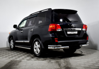 Подержанный автомобиль Toyota Land Cruiser Suv 2012 года (7 фото)