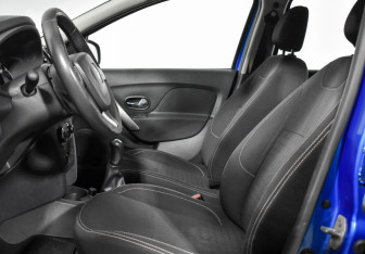 Подержанный автомобиль Renault Sandero 2015 года (11 фото)