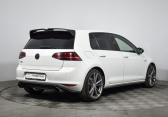 Подержанный автомобиль Volkswagen Golf GTI Hatchback 2015 года (5 фото)