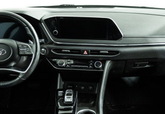 Подержанный автомобиль Hyundai Sonata 2021 года (14 фото)
