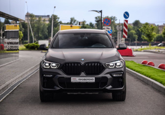 Подержанный автомобиль BMW X6 2021 года (5 фото)