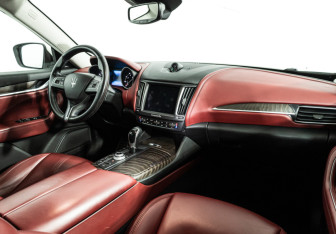 Подержанный автомобиль Maserati Levante 2017 года (9 фото)