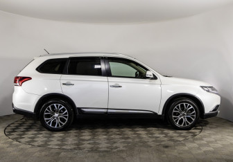 Подержанный автомобиль Mitsubishi Outlander 2015 года (4 фото)