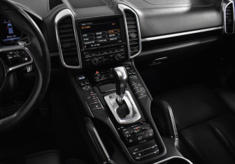 Подержанный автомобиль Porsche Cayenne 2015 года (21 фото)