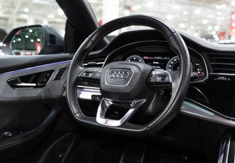 Подержанный автомобиль Audi Q8 2020 года (15 фото)