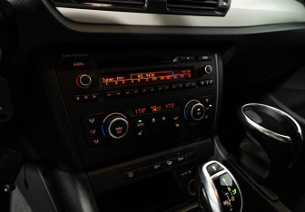 Подержанный автомобиль BMW X1 2012 года (15 фото)