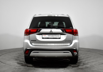 Подержанный автомобиль Mitsubishi Outlander 2019 года (7 фото)
