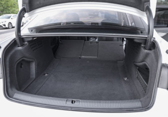 Подержанный автомобиль Audi A4 Sedan 2018 года (31 фото)