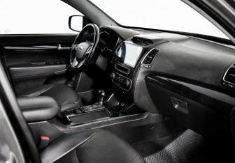 Подержанный автомобиль Kia Sorento 2015 года (14 фото)