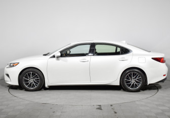Подержанный автомобиль Lexus ES 2017 года (8 фото)