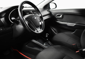 Подержанный автомобиль Kia Rio Sedan 2015 года (9 фото)