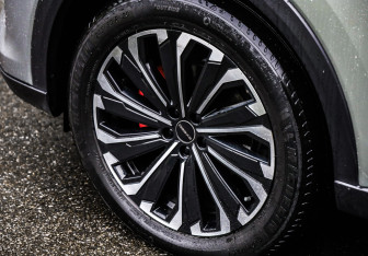 Подержанный автомобиль Exeed RX 2023 года (12 фото)
