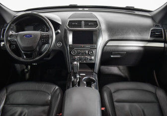 Подержанный автомобиль Ford Explorer 2018 года (14 фото)