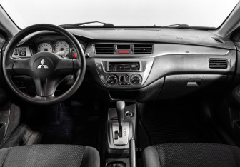 Подержанный автомобиль Mitsubishi Lancer Sedan 2006 года (14 фото)