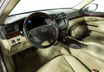 Подержанный автомобиль Lexus LS 2008 года (11 фото)